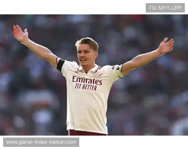 阿森纳压到禁区弧顶，厄德高搓射落点绝妙